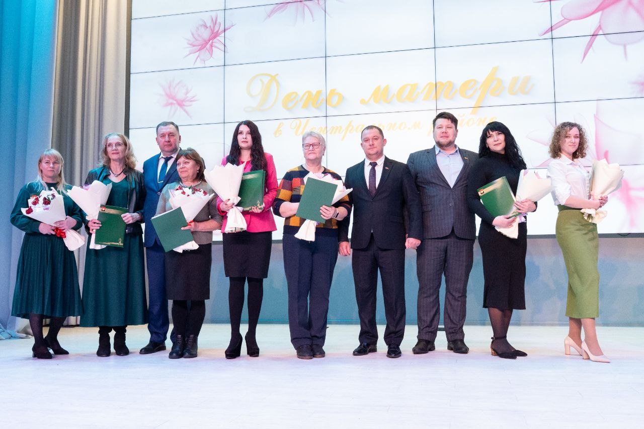 В Кемерове поздравили с Днём матери жительниц Центрального района В Кемерове поздравили с Днём матери жительниц Центрального района