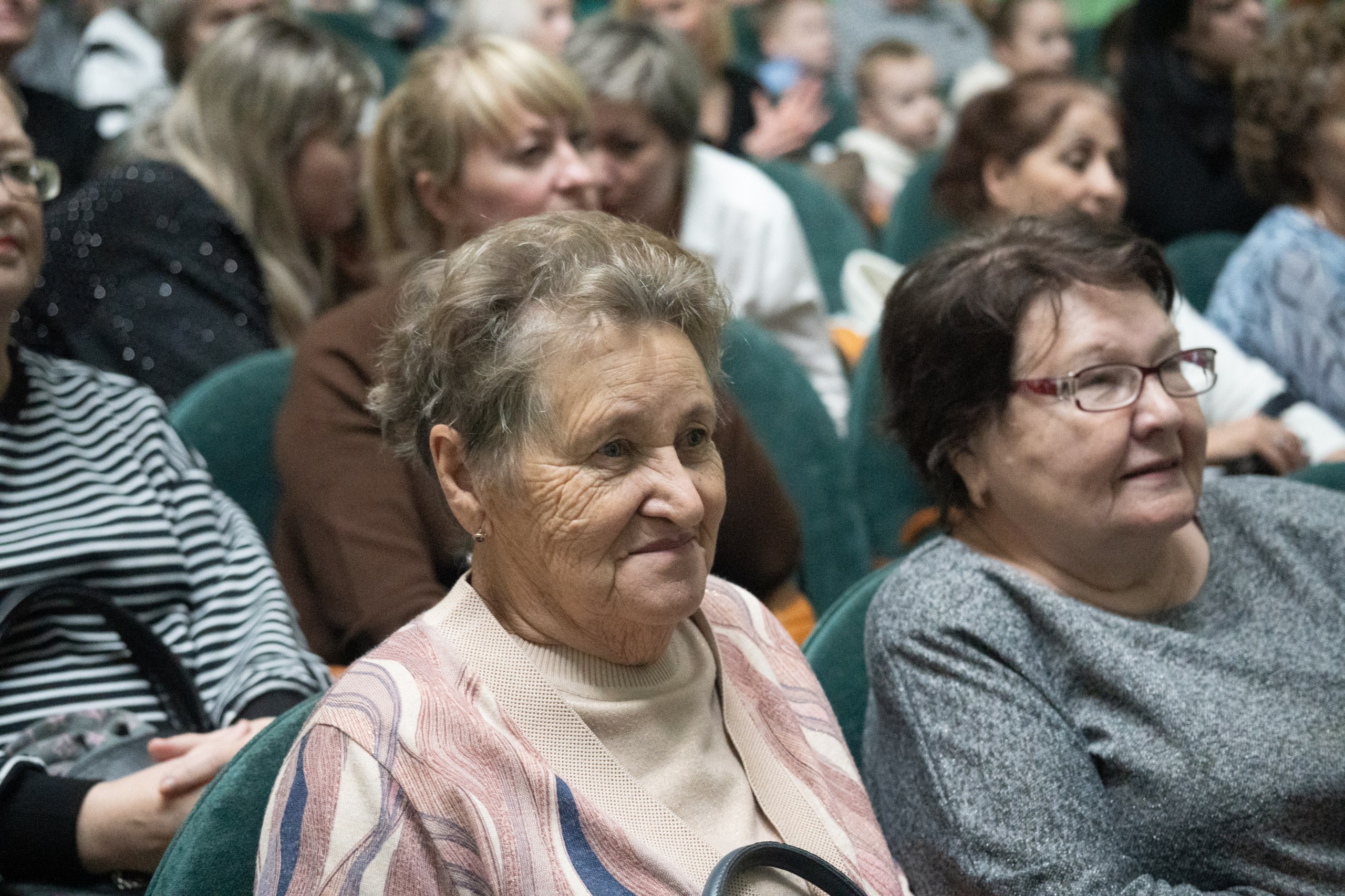 Жительницы Рудничного района принимали поздравления с Днём матери Жительницы Рудничного района принимали поздравления с Днём матери