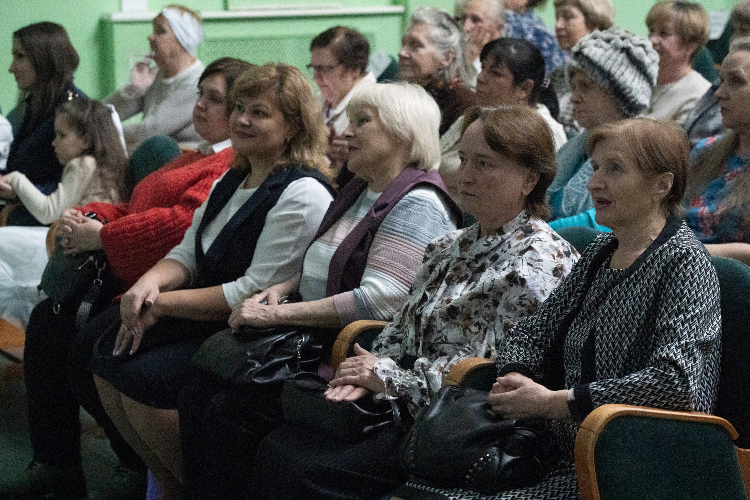 Жительницы Рудничного района принимали поздравления с Днём матери Жительницы Рудничного района принимали поздравления с Днём матери