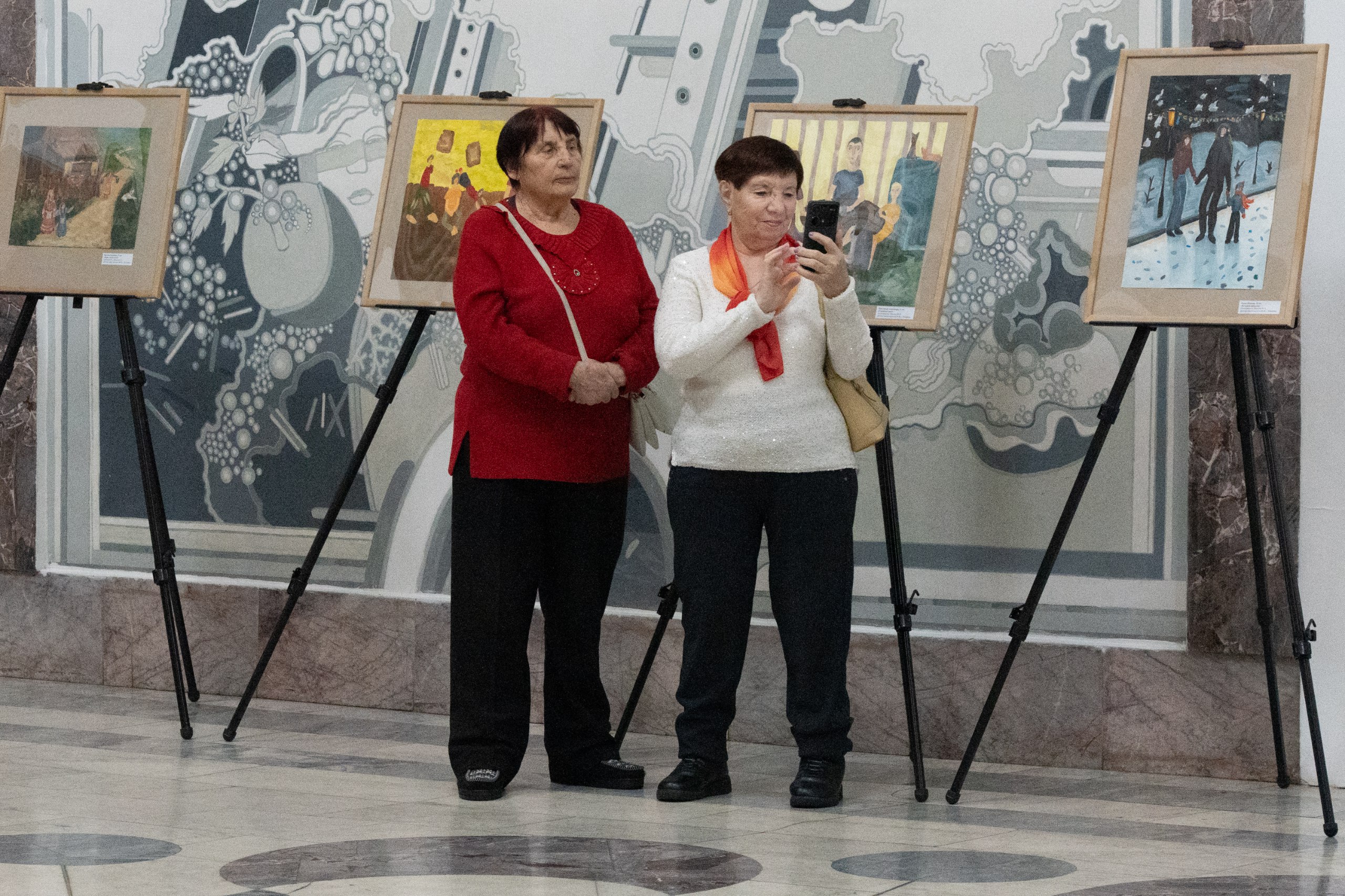 Жительницы Рудничного района принимали поздравления с Днём матери Жительницы Рудничного района принимали поздравления с Днём матери