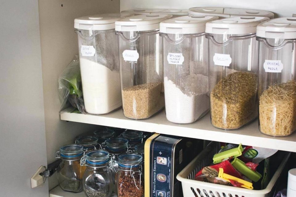 Пока жары не наступило: какие продукты могут храниться вне холодильника