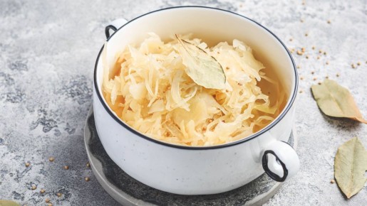 Опытные хозяйки проворачивают этот трюк: убирает лишнюю кислоту из квашеной капусты