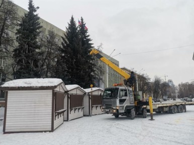 На площади Советов устанавливают торговые павильоны традиционной Рождественской ярмарки