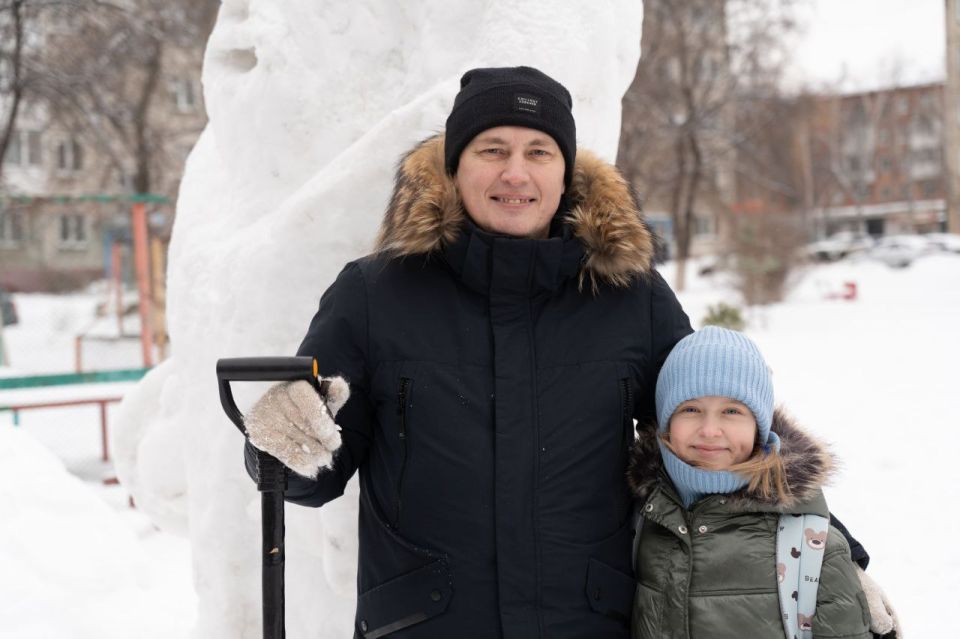 Кемеровчанин 25 лет создает снежные фигуры во дворе