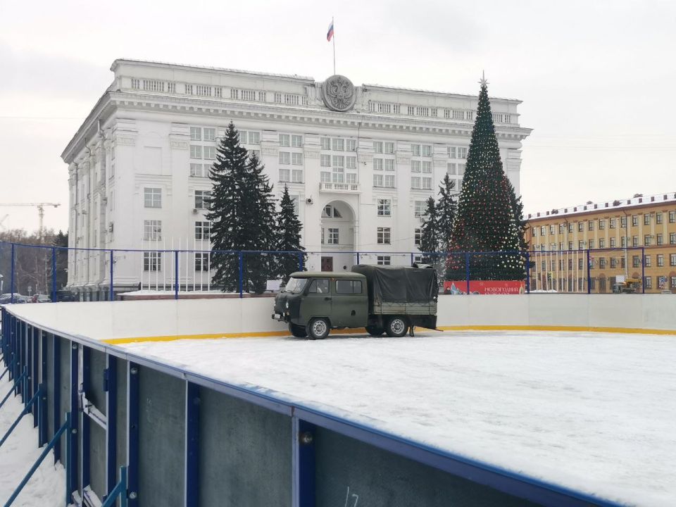 Ледовые площадки начали готовить на площади Советов и вдоль новой набережной Томи