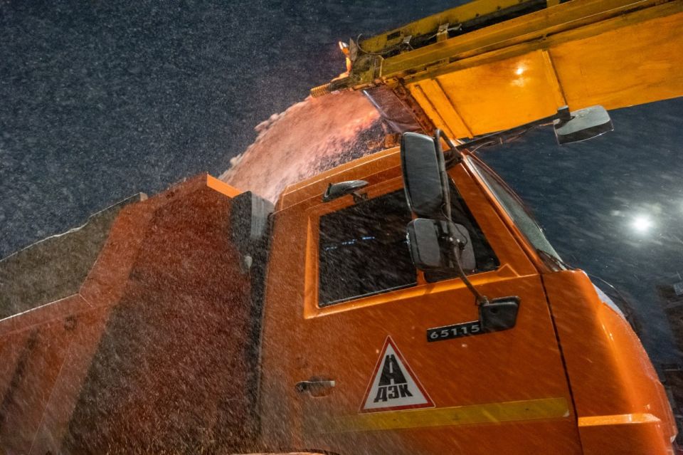 С утра на уборку снега вышло 109 дорожных рабочих, привлечено 64 единицы спецтехники