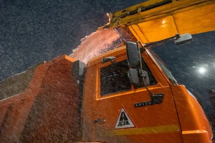 С утра на уборку снега вышло 109 дорожных рабочих, привлечено 64 единицы спецтехники