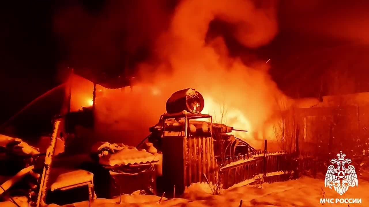 Пламя уничтожило почти весь двор в селе Атаманово