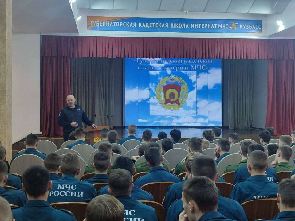 В Кузбассе транспортные полицейские провели профориентационную беседу в кадетской школе