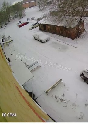 Оставил ребёнка без колёс. В Ленинске-Кузнецком грабитель зашёл в подъезд дома на Рядовом переулке и через полминуты вышел уже с детской коляской наперевес