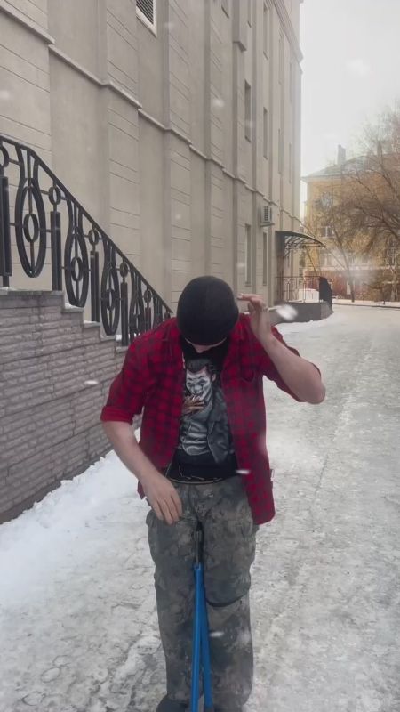 "Да надел я шапку, мам!". Артисты Музыкального театра Кузбасса трендово признались мамам в любви