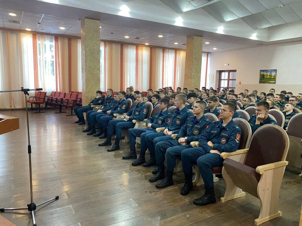 В Кузбассе транспортные полицейские провели профориентационную беседу в кадетской школе В Кузбассе транспортные полицейские провели профориентационную беседу в кадетской школе