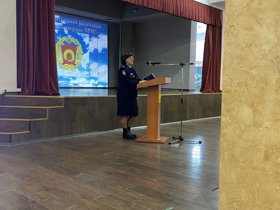 В Кузбассе транспортные полицейские провели профориентационную беседу в кадетской школе В Кузбассе транспортные полицейские провели профориентационную беседу в кадетской школе