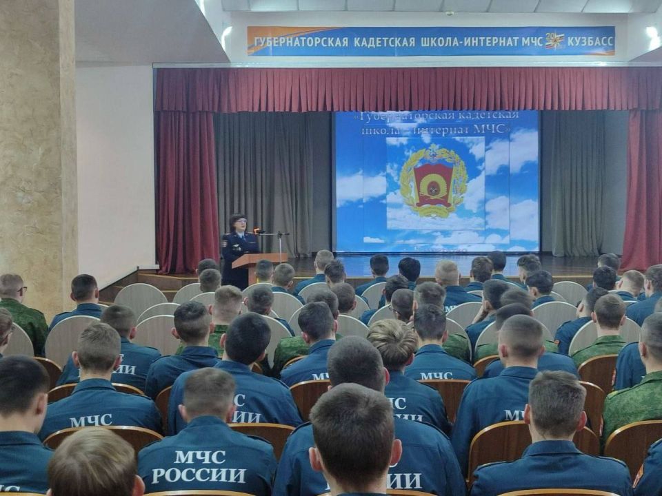 В Кузбассе транспортные полицейские провели профориентационную беседу в кадетской школе В Кузбассе транспортные полицейские провели профориентационную беседу в кадетской школе