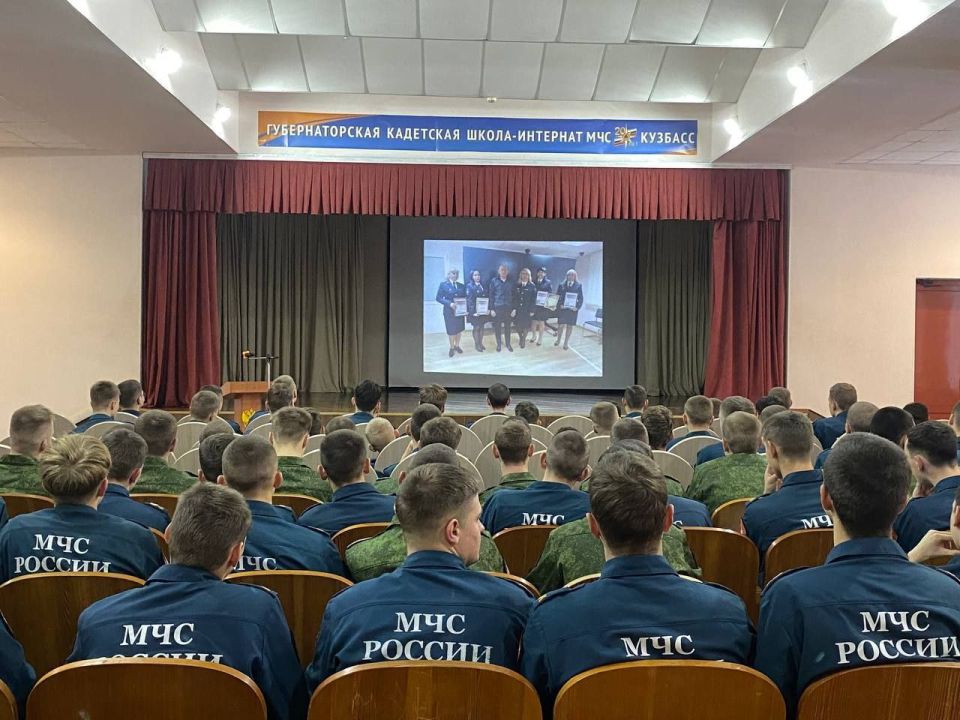 В Кузбассе транспортные полицейские провели профориентационную беседу в кадетской школе В Кузбассе транспортные полицейские провели профориентационную беседу в кадетской школе