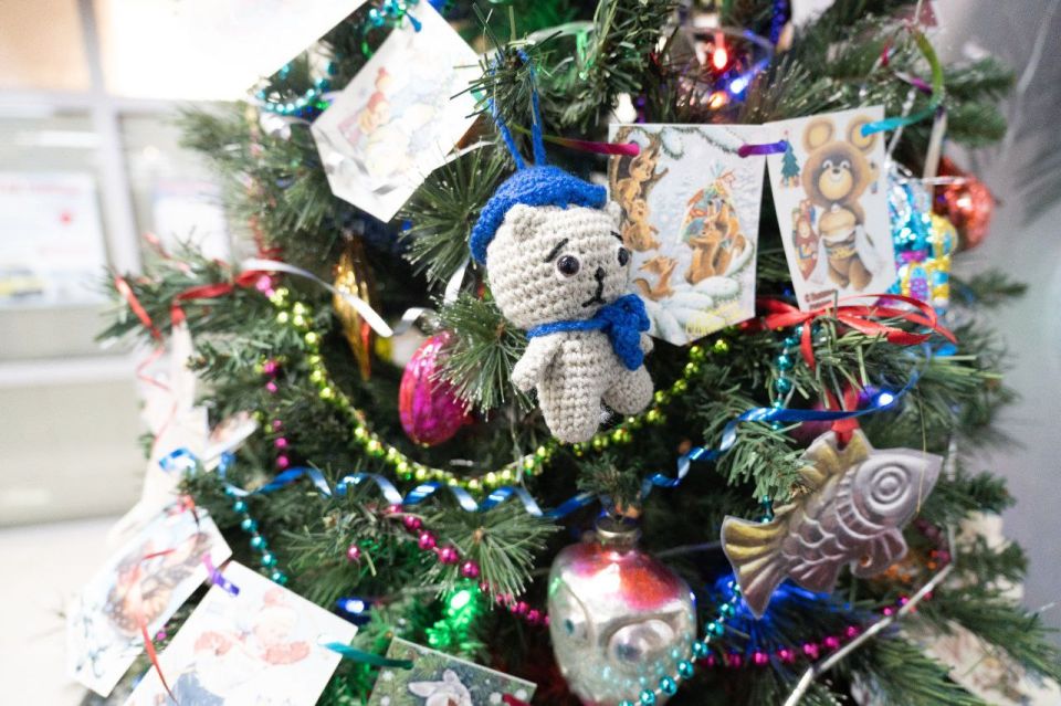 Кемеровчане украсили старинными игрушками ёлку в ГЦС «Кузбасс» Кемеровчане украсили старинными игрушками ёлку в ГЦС «Кузбасс»