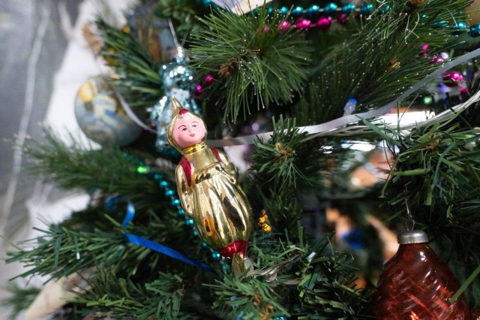 Кемеровчане украсили старинными игрушками ёлку в ГЦС «Кузбасс» Кемеровчане украсили старинными игрушками ёлку в ГЦС «Кузбасс»