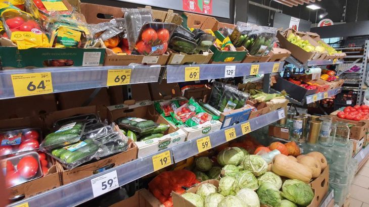 Уловка, на которую ведутся покупатели: вот зачем в магазинах овощи и фрукты размещают у входа