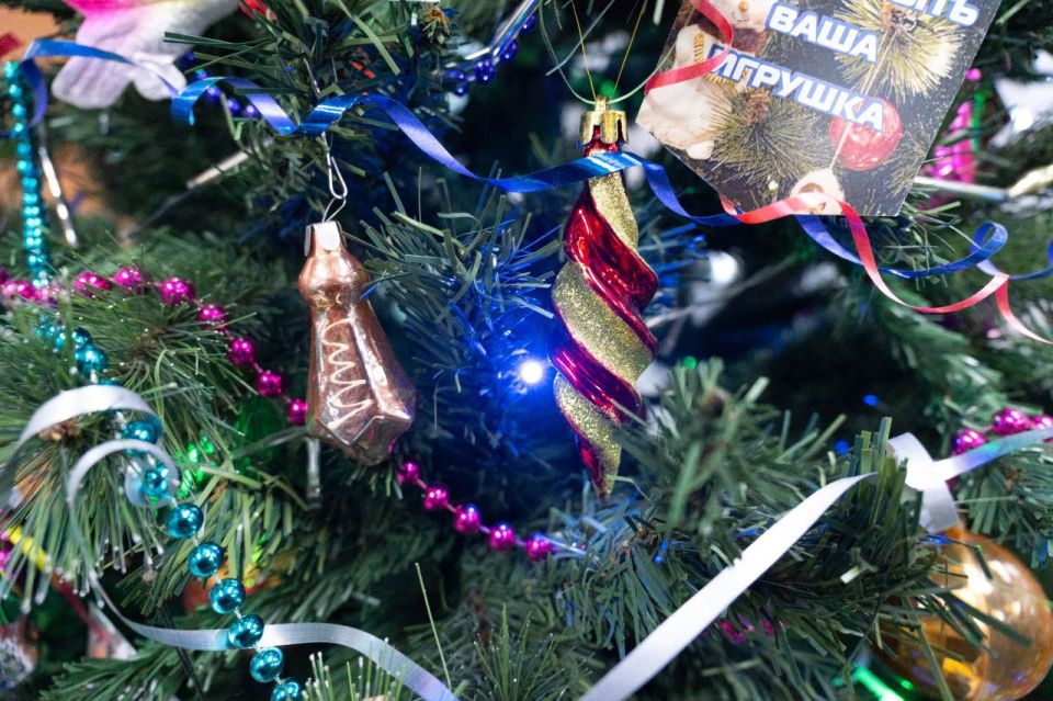 Кемеровчане украсили старинными игрушками ёлку в ГЦС «Кузбасс» Кемеровчане украсили старинными игрушками ёлку в ГЦС «Кузбасс»