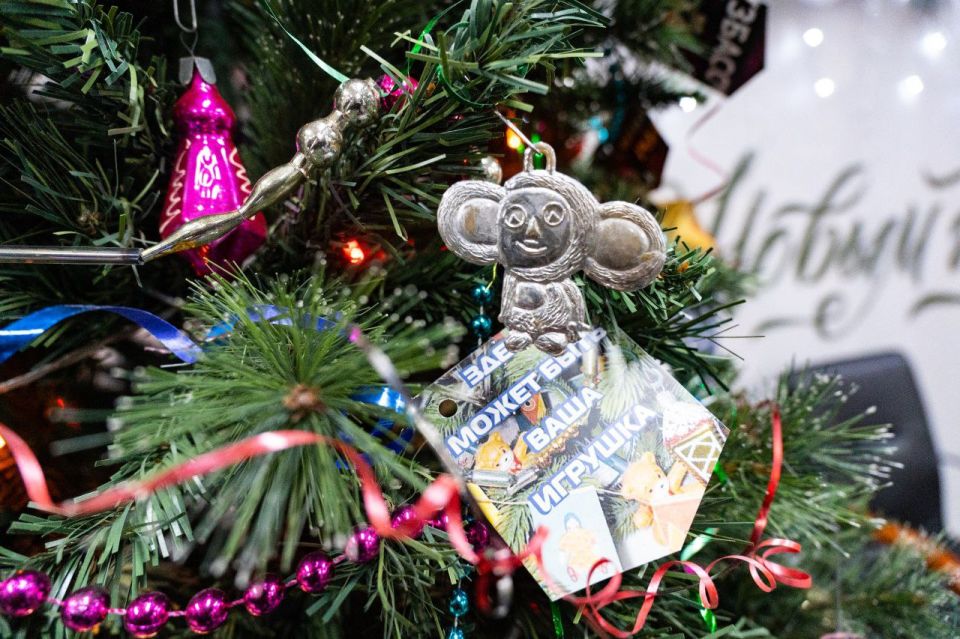 Кемеровчане украсили старинными игрушками ёлку в ГЦС «Кузбасс» Кемеровчане украсили старинными игрушками ёлку в ГЦС «Кузбасс»