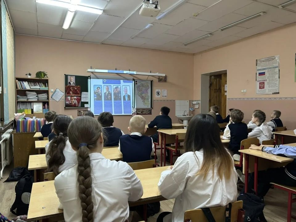 Во всех кемеровских школах состоялся урок города на тему «Герои нашего времени — участники специальной военной операции» Во всех кемеровских школах состоялся урок города на тему «Герои нашего времени — участники специальной военной операции»
