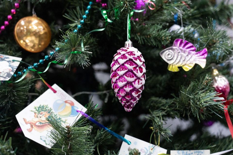 Кемеровчане украсили старинными игрушками ёлку в ГЦС «Кузбасс»