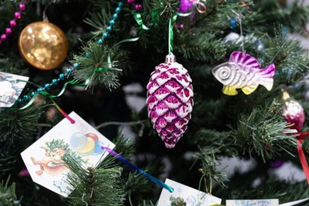 Кемеровчане украсили старинными игрушками ёлку в ГЦС «Кузбасс»