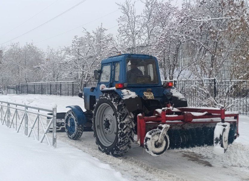 В дневную смену на уборку снега заступило 179 дорожных рабочих, задействовано 124 спецмашины