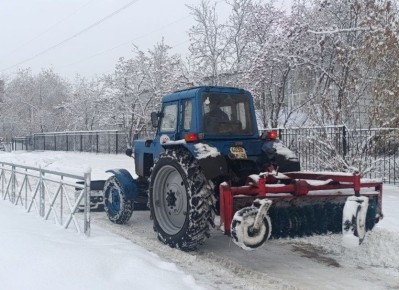 В дневную смену на уборку снега заступило 179 дорожных рабочих, задействовано 124 спецмашины