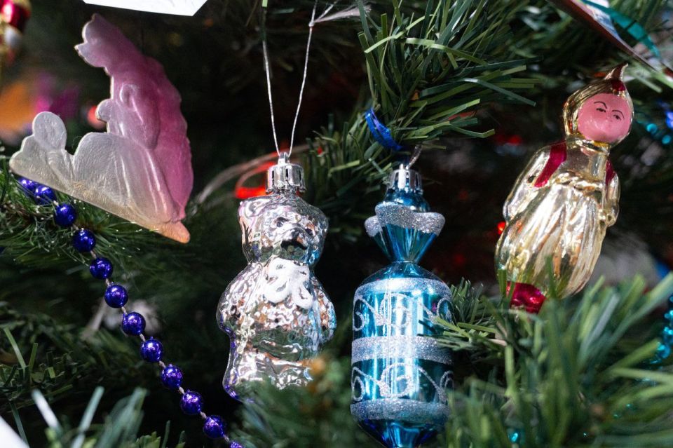 Кемеровчане украсили старинными игрушками ёлку в ГЦС «Кузбасс» Кемеровчане украсили старинными игрушками ёлку в ГЦС «Кузбасс»