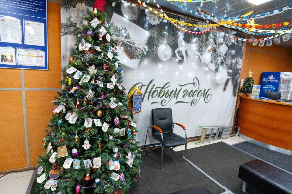 Кемеровчане украсили старинными игрушками ёлку в ГЦС «Кузбасс» Кемеровчане украсили старинными игрушками ёлку в ГЦС «Кузбасс»