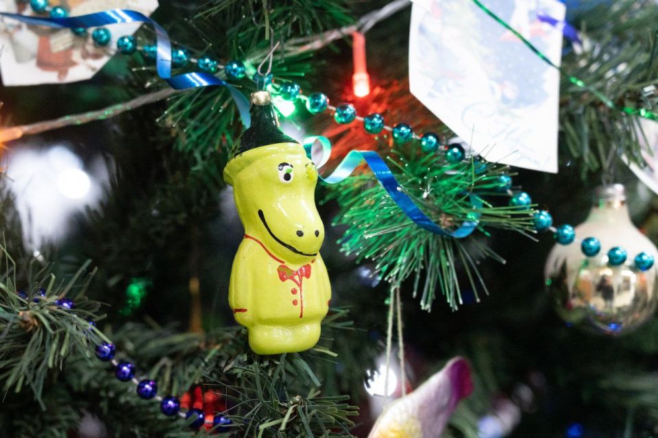 Кемеровчане украсили старинными игрушками ёлку в ГЦС «Кузбасс» Кемеровчане украсили старинными игрушками ёлку в ГЦС «Кузбасс»