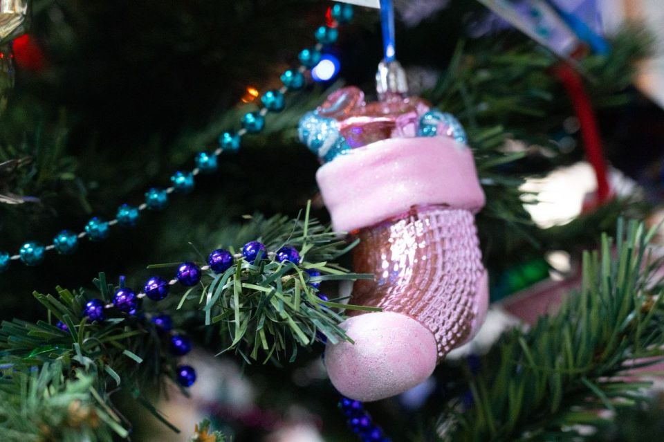 Кемеровчане украсили старинными игрушками ёлку в ГЦС «Кузбасс» Кемеровчане украсили старинными игрушками ёлку в ГЦС «Кузбасс»