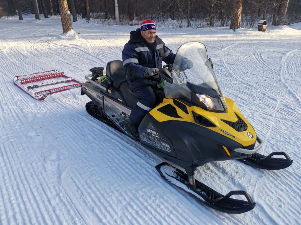 Специалисты Спортивной школы олимпийского резерва №3 прокладывают лыжные трассы в Рудничном бору