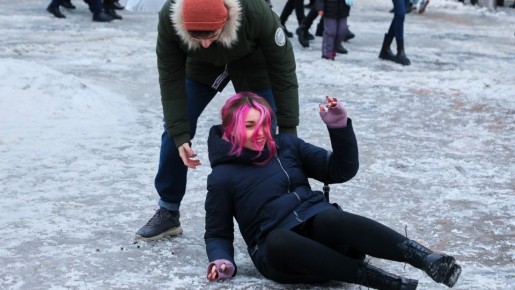 Эту боль после падения на льду игнорировать нельзя: последствия непредсказуемы