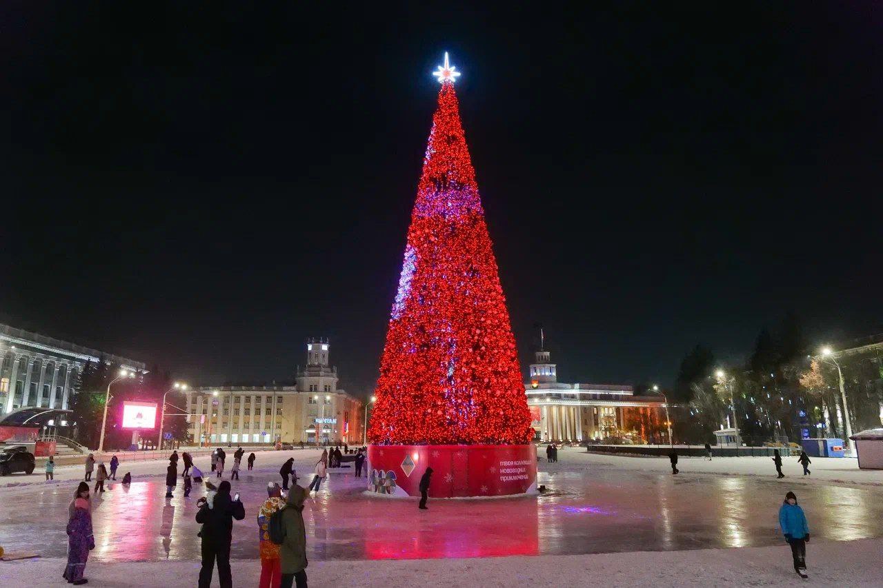 Зимняя сказка на площади Советов в Кемерове началась: время окунуться в мир волшебства и новогоднего чуда