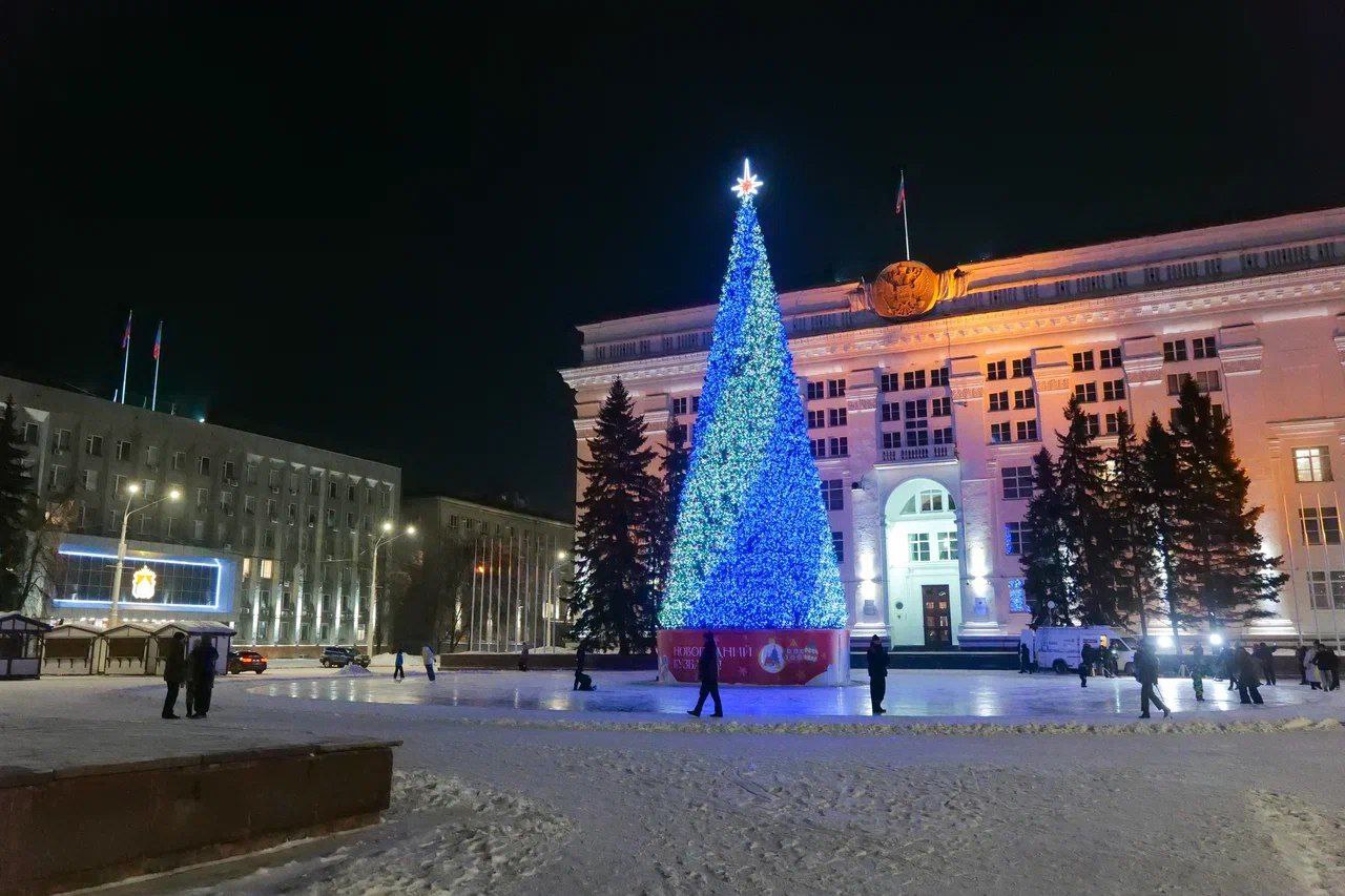 Зимняя сказка на площади Советов в Кемерове началась: время окунуться в мир волшебства и новогоднего чуда Зимняя сказка на площади Советов в Кемерове началась: время окунуться в мир волшебства и новогоднего чуда