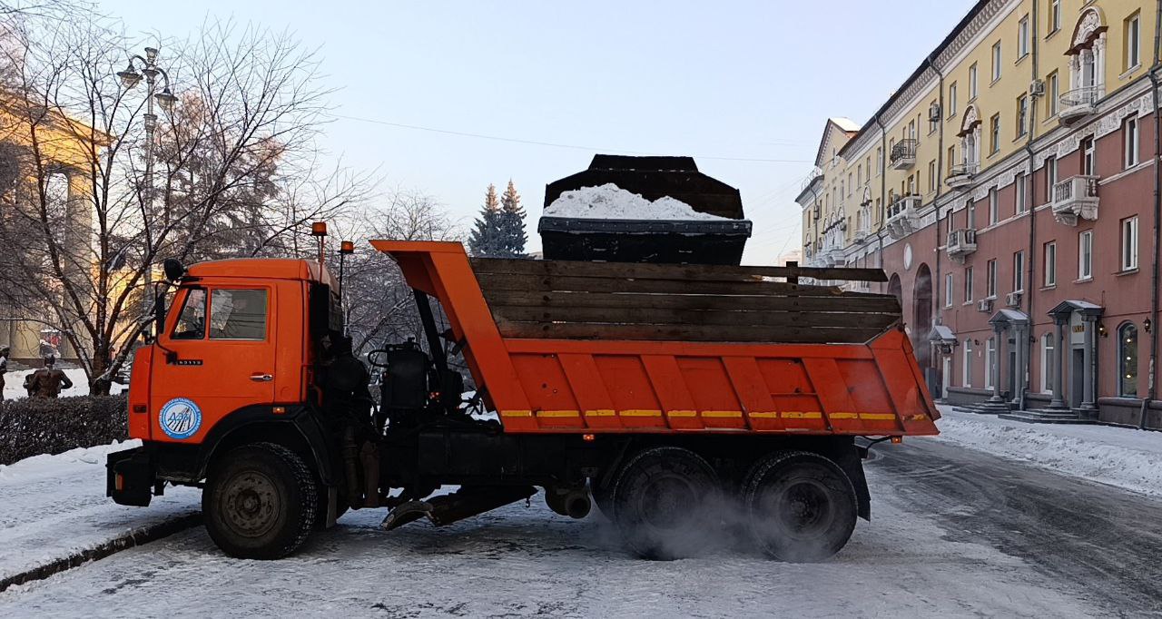 Сегодня на городских улицах работает 137 единиц снегоуборочной техники Сегодня на городских улицах работает 137 единиц снегоуборочной техники