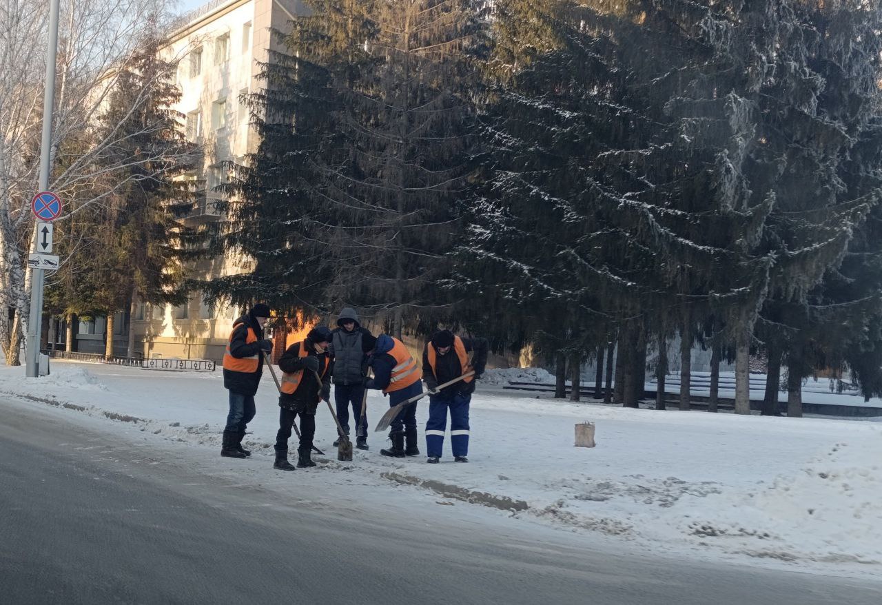 Сегодня на городских улицах работает 137 единиц снегоуборочной техники Сегодня на городских улицах работает 137 единиц снегоуборочной техники