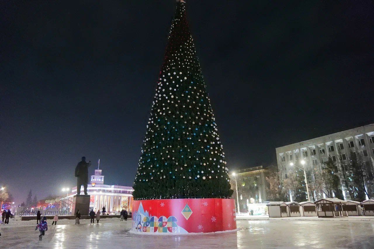Зимняя сказка на площади Советов в Кемерове началась: время окунуться в мир волшебства и новогоднего чуда Зимняя сказка на площади Советов в Кемерове началась: время окунуться в мир волшебства и новогоднего чуда
