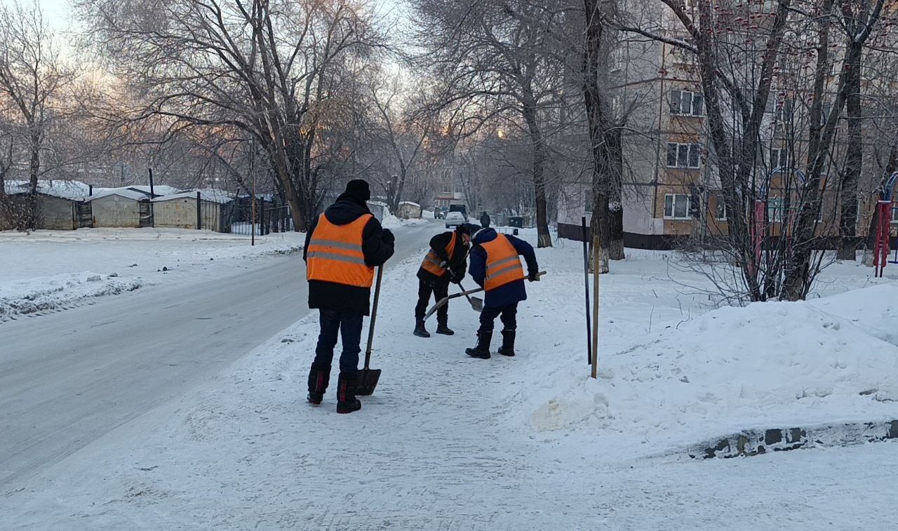 Сегодня на городских улицах работает 137 единиц снегоуборочной техники Сегодня на городских улицах работает 137 единиц снегоуборочной техники