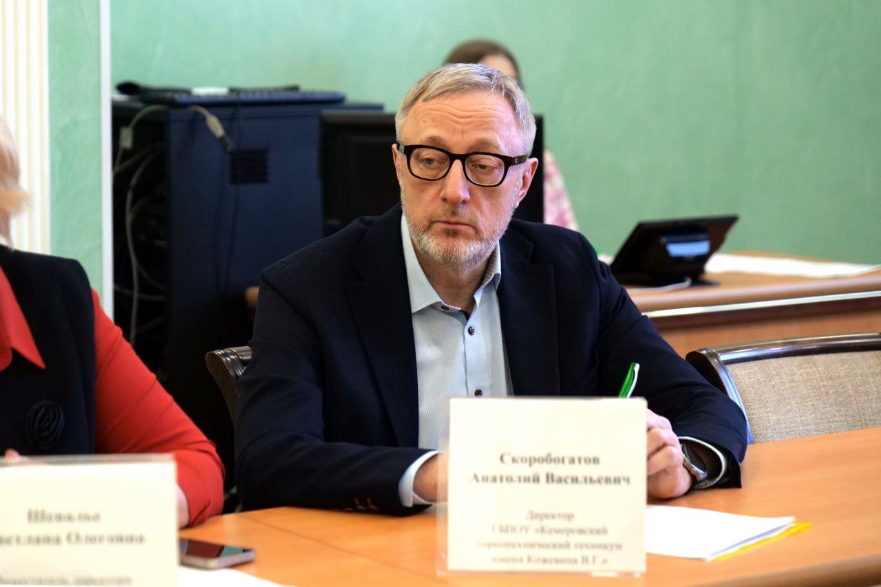 Глава города Кемерово Дмитрий Анисимов провел вместе с министром образования Кузбасса Софьей Юрьевной Балакиревой рабочую встречу с руководителями средних профессиональных образовательных учреждений Глава города Кемерово Дмитрий Анисимов провел вместе с министром образования Кузбасса Софьей Юрьевной Балакиревой рабочую встречу с руководителями средних профессиональных образовательных учреждений