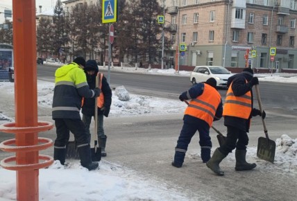 Сегодня на городских улицах работает 137 единиц снегоуборочной техники