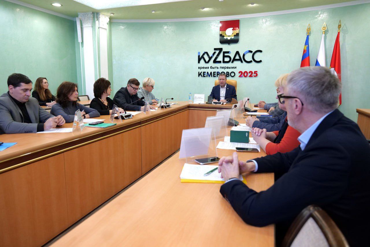 Глава города Кемерово Дмитрий Анисимов провел вместе с министром образования Кузбасса Софьей Юрьевной Балакиревой рабочую встречу с руководителями средних профессиональных образовательных учреждений