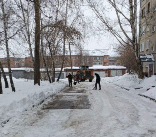 Сегодня в уборке дворов от снега задействовано 1195 дворников Сегодня в уборке дворов от снега задействовано 1195 дворников