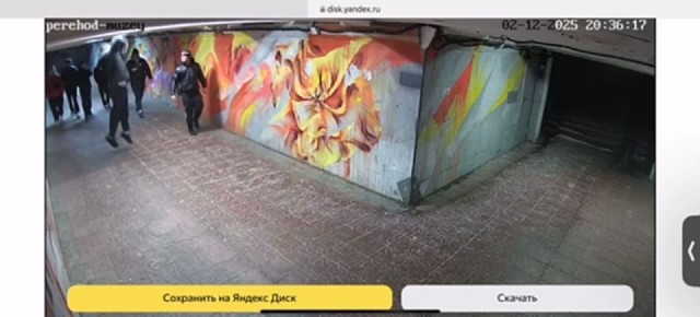 Страна должна знать своих «героев». На камерах видеонаблюдения группа подростков ломает лампу освещения в подземном переходе у музея искусств. Вандализм именно в этом месте продолжается с лета