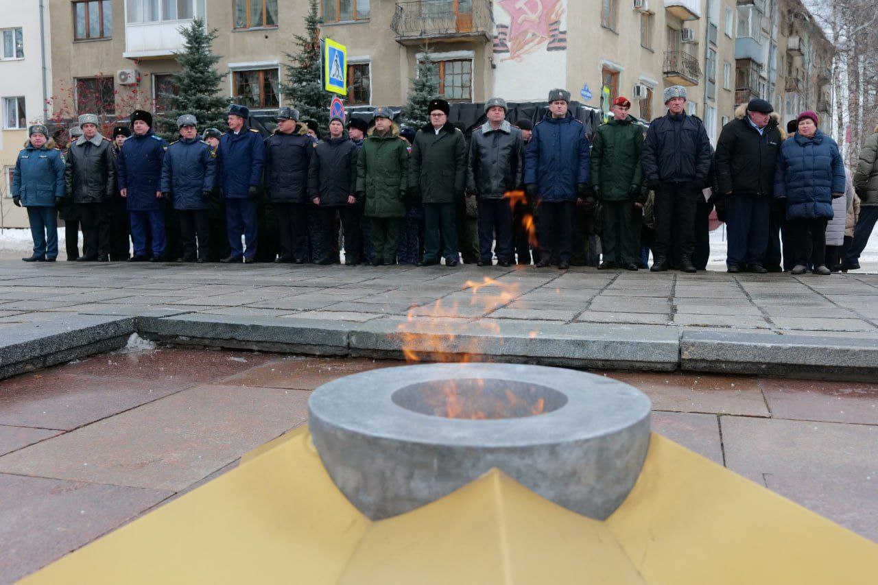 В День Неизвестного Солдата в Кемерове возложили цветы к памятнику воинам-кузбассовцам, павшим за Родину в 1941-1945 гг В День Неизвестного Солдата в Кемерове возложили цветы к памятнику воинам-кузбассовцам, павшим за Родину в 1941-1945 гг