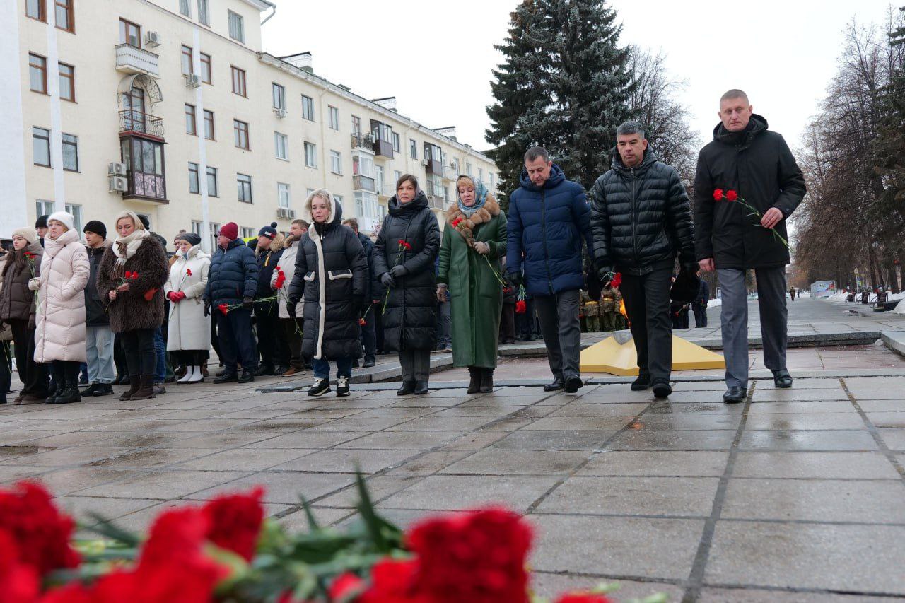В День Неизвестного Солдата в Кемерове возложили цветы к памятнику воинам-кузбассовцам, павшим за Родину в 1941-1945 гг В День Неизвестного Солдата в Кемерове возложили цветы к памятнику воинам-кузбассовцам, павшим за Родину в 1941-1945 гг