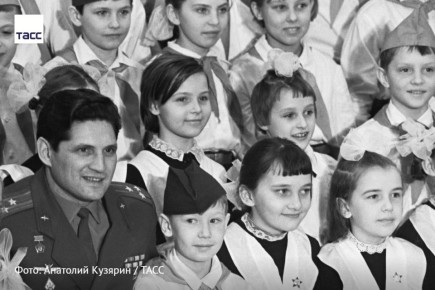 #архив_ТАСС_Сибирь. Летчик-космонавт СССР Борис Волынов и пионеры