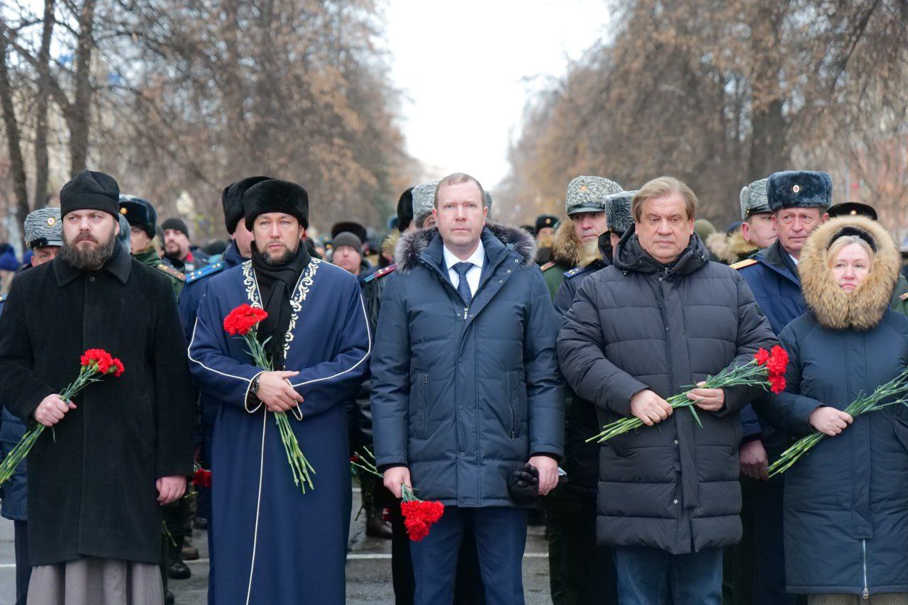 В День Неизвестного Солдата в Кемерове возложили цветы к памятнику воинам-кузбассовцам, павшим за Родину в 1941-1945 гг В День Неизвестного Солдата в Кемерове возложили цветы к памятнику воинам-кузбассовцам, павшим за Родину в 1941-1945 гг